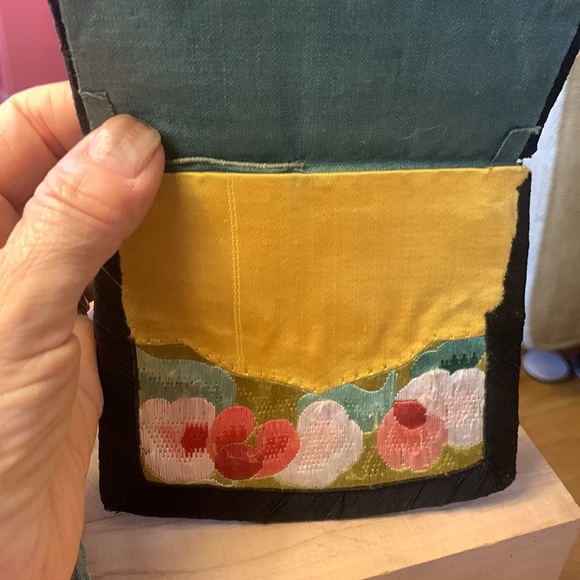 ANTIQUE CHINESE SILK AND SILK THREAD EMBROIDERY PURSE - Picture 4 of 12